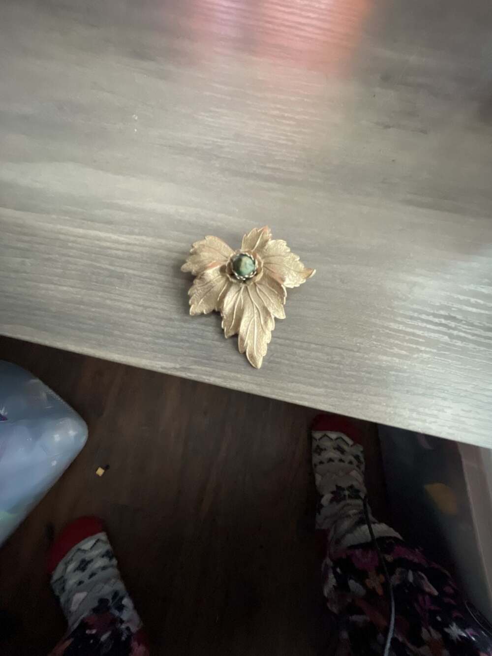 Vintage Gold Tone Leaf Brooch Pin With Green Cabochon